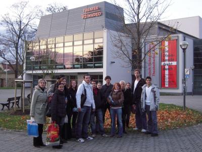 N� baletn� soubor se p�edstavil v r�mci Sasko-�esk�ho festivalu Divadeln� podzim 2009 v budy��nsk�m divadle p�edstaven�m tane�n�ho divadla Cik�nsk� ko�eny / �.