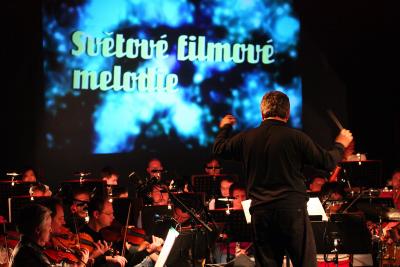 Foto ze zkou�ky sv�tov� filmov� melodie, orchestr ��d� Milo� Form���ek