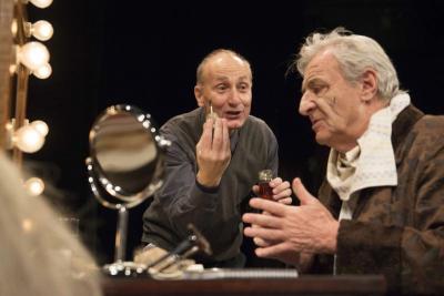 Garderobi�r - Divadlo bez z�bradl�