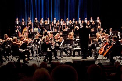 Orchestr Svero�esk�ho divadla diriguje Milo� Form��ek