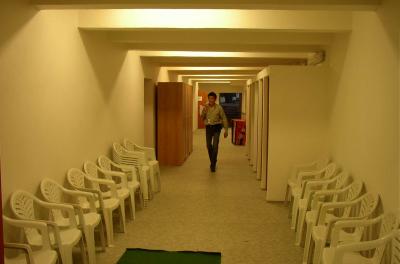 AIDA open air opera letn� kino �st� nad Labem 2.9.2004 - takto to vypad� pod jevi�t�m. jsou zde �atny um�lc� , toalety